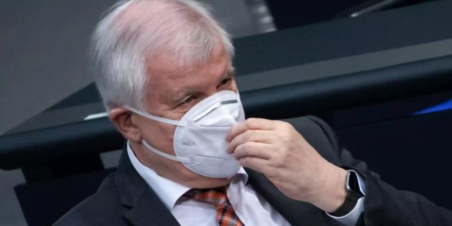 Horst Seehofer am Donnerstag im Deutschen Bundestag. Foto: Bernd von Jutrczenka/dpa