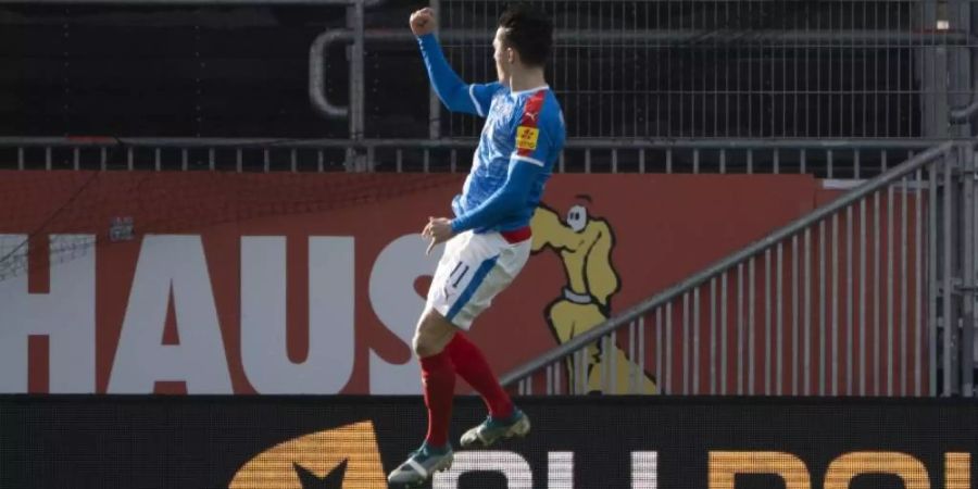 Fabian Reese von Holstein Kiel feiert den Treffer zum 1:0 gegen Eintracht Braunschweig. Foto: Axel Heimken/dpa