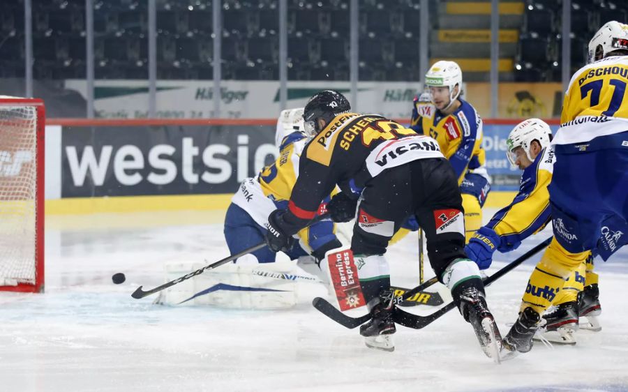 Tristan Scherwey staubt zur Führung nach 57 Sekunden ab.