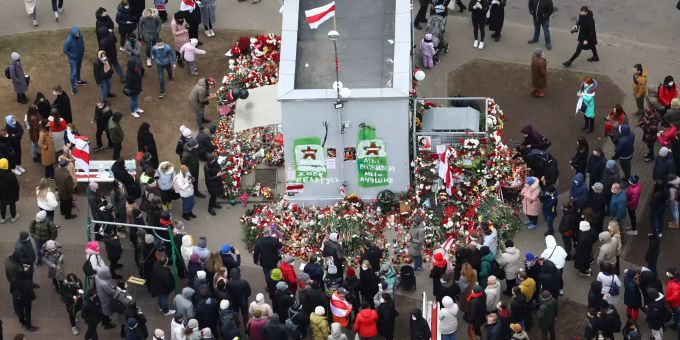 13.11.2020, Belarus, Minsk: Menschen sammeln sich in Gedenken an den getöteten Demonstranten Roman Bondarenko. Bondarenko soll überfallen worden sein und so schwere Verletzungen erlitten haben, dass er am daran starb. Proteste in Belarus