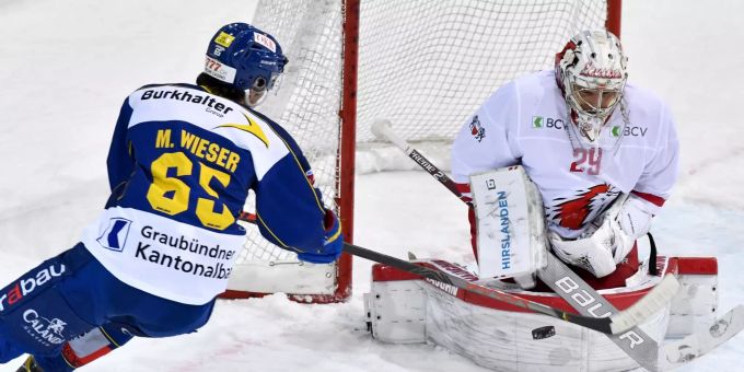 Der Davoser Marc Wieser prüft den Lausanner Torüter Luca Boltshauser. HC Davos