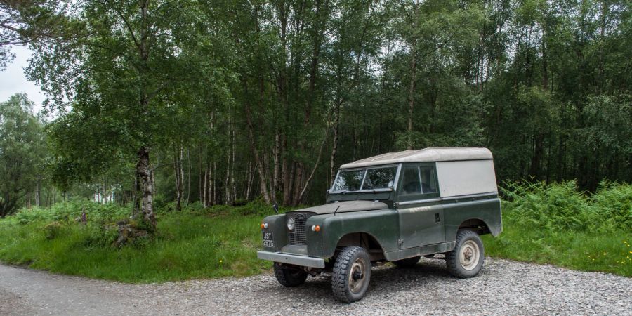 Mit dem Land Rover Defender war selbst die Queen im schottischen Balmoral Estate unterwegs.