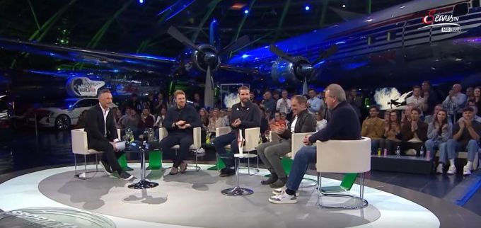 Die Ski-Stars Aleksander Kilde (2. v. l.) und Marco Schwarz (3. v. l.) fordern in der Sendung «Sport und Talk aus dem Hangar-7» mehr Sicherheit im Weltcup. Kilde Schwarz