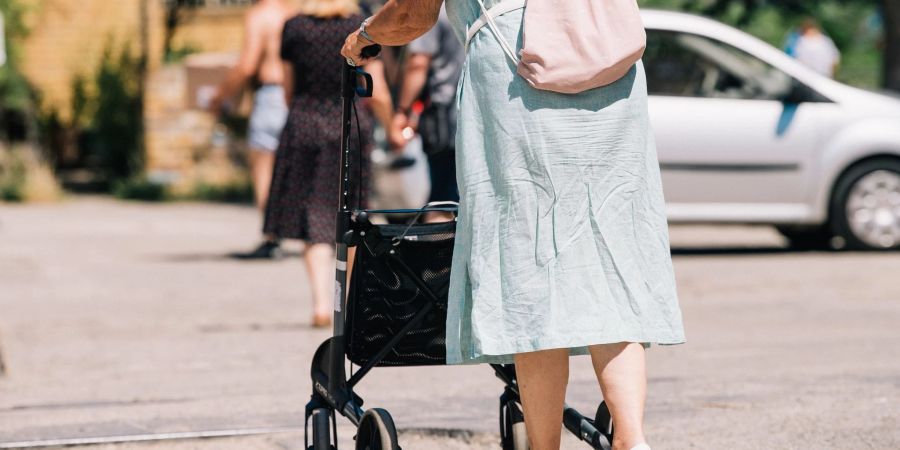 Der Rollator ist neu - und man ist sich unsicher, wie man ihn am besten nutzt? Es gibt spezielle Rollatorentrainings, die etwa von Sanitätshäusern oder Rehakliniken angeboten werden.