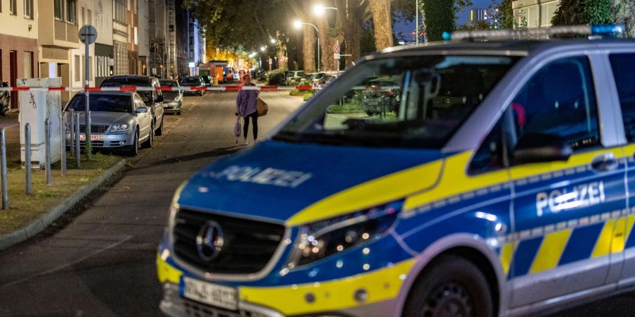 Wegen dem Fund einer Fliegerbombe aus dem Zweiten Weltkrieg müssen die zuführenden Strassen zum Evakuierungsbereich im Stadtteil Düsseltal abgesperrt werden.