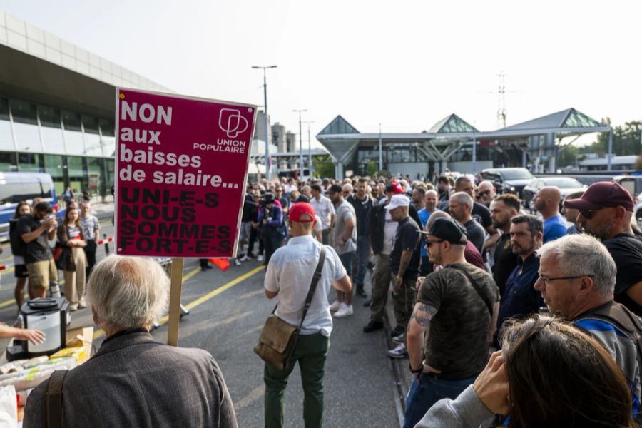 Die Angestellten protestieren gegen ein neues Lohnmodell, das von der Geschäftsleitung abgesegnet worden war.