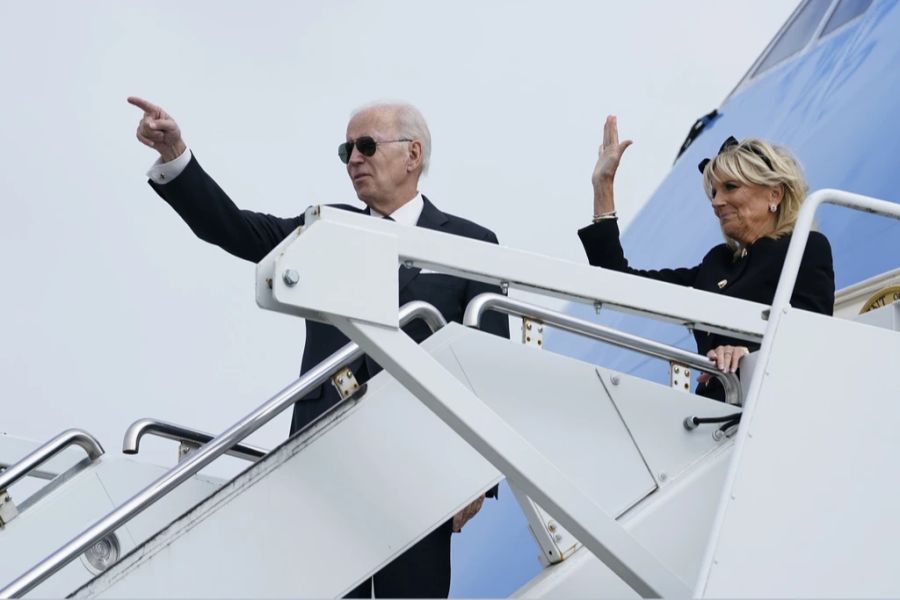 Joe und Jill Biden verlassen in der «Air Force One» London.