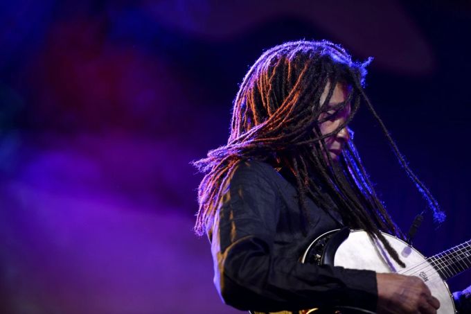 Der amerikanische Gitarrist und Komponist Brandon Ross bei seinem Auftritt im Jahr 2013 am Jazz Festival in Willisau. Brandon Ross