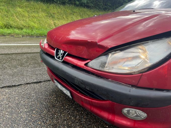 An den Fahrzeugen entstand ein Sachschaden. Sachschaden an Auto