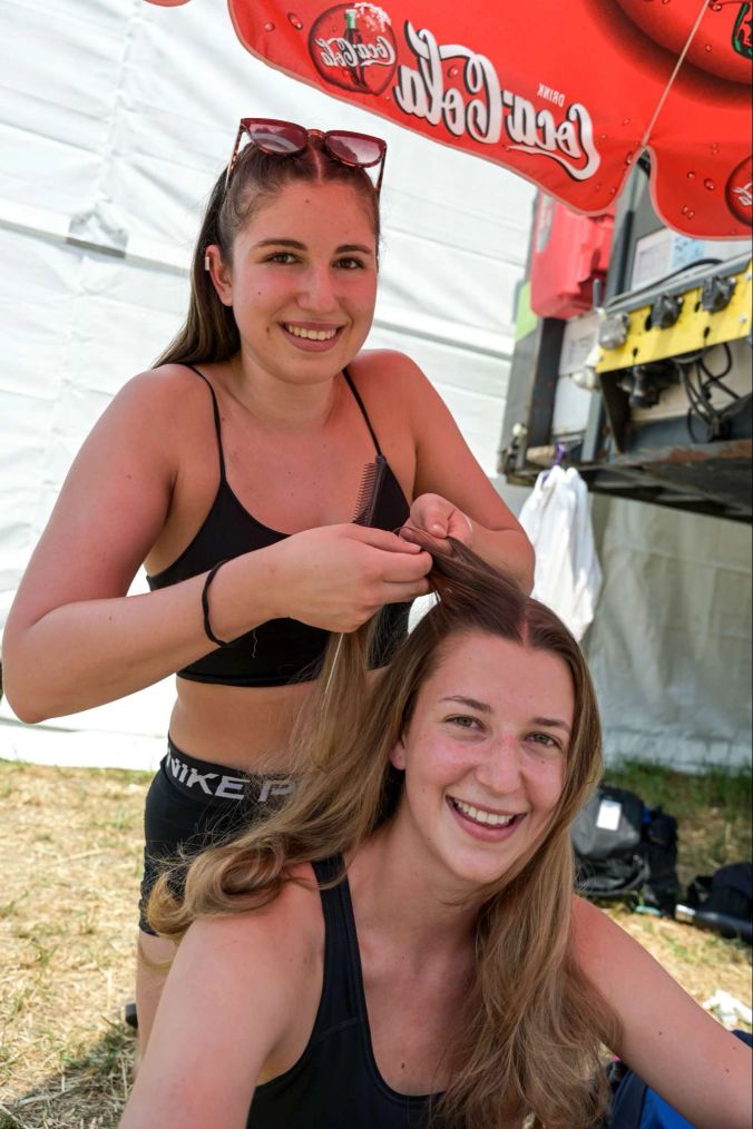 Livia und Maura bei ihren Vorbereitungen für die Gymnasikvorführung.
