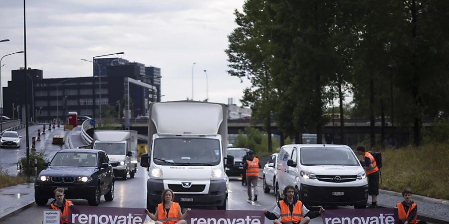 Klimaprotest am Montagmorgen in Zürich: Renovate Switzerland blockiert die Autobahnausfahrt in Altstetten.