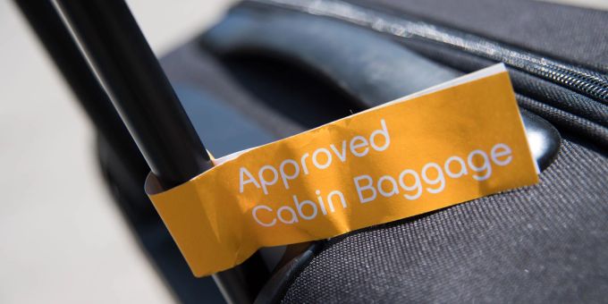 «Geprüftes Kabinengepäck»? Wie gross (und schwer) der Handgepäck-Trolley sein darf, kann von Airline zu Airline unterschiedlich sein. Kabinengepäck