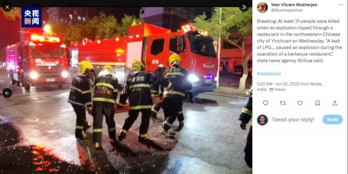 Rettungskräfte kümmern sich um ein Opfer der Gasexplosion in Yinchuan. Yinchuan