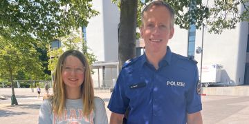 Mädchen mit einem Polizisten