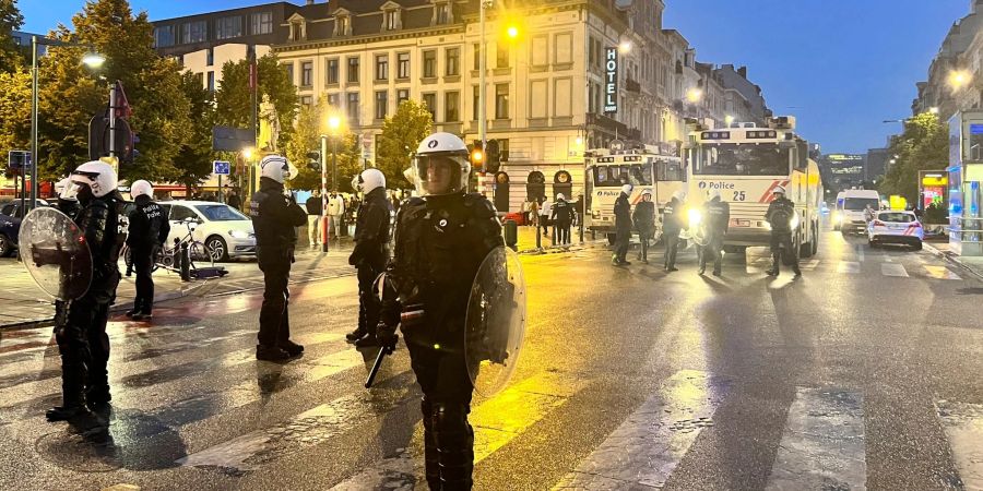 Einsatzkräfte der Polizei patrouillieren im Zentrum von Brüssel.