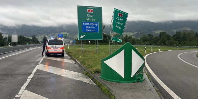 Benken SG: Fahrunfähig Selbstunfall verursacht und weitergefahren. Benken SG