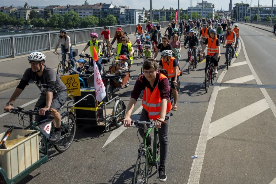 In Basel, Mai 2022, fand eine «Kidical Mass» statt. Die Teilnehmenden demonstrierten dafür, dass beim Ausbau der Veloinfrastruktur auch Kinder und Senioren berücksichtigt werden.