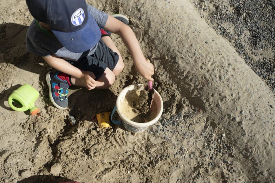 Kind im Sandkasten