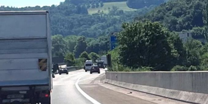 Die Signalisation für die Ausfahrt ist kaum zu sehen. basel