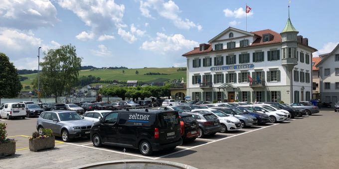 Parkierte Autos auf dem Seeplatz Küssnacht an einem Freitagnachmittag im Juni 2023. Küssnacht SZ sammelt Daten für ein Parkierungskonzept.