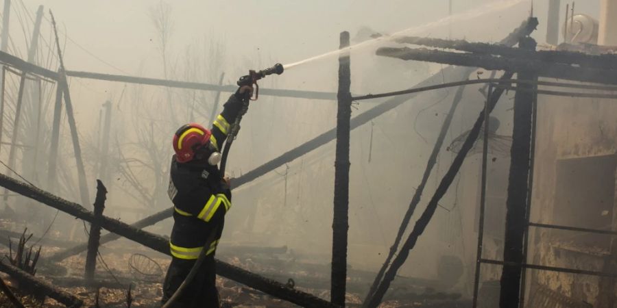 dpatopbilder - Rumänische Feuerwehrleute versuchen in Gennadi, einen Brand zu löschen. Foto: Socrates Baltagiannis/dpa