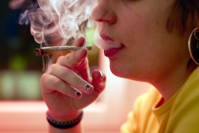 Der Konsum von Cannabis wird als Straftat angesehen, nicht aber der Besitz von kleinen Mengen: Folglich dürfe nur beschlagnahmt werden, was zum Zeitpunkt der Straftat konsumiert wurde. Bundesgericht Cannabis Eigenkonsum