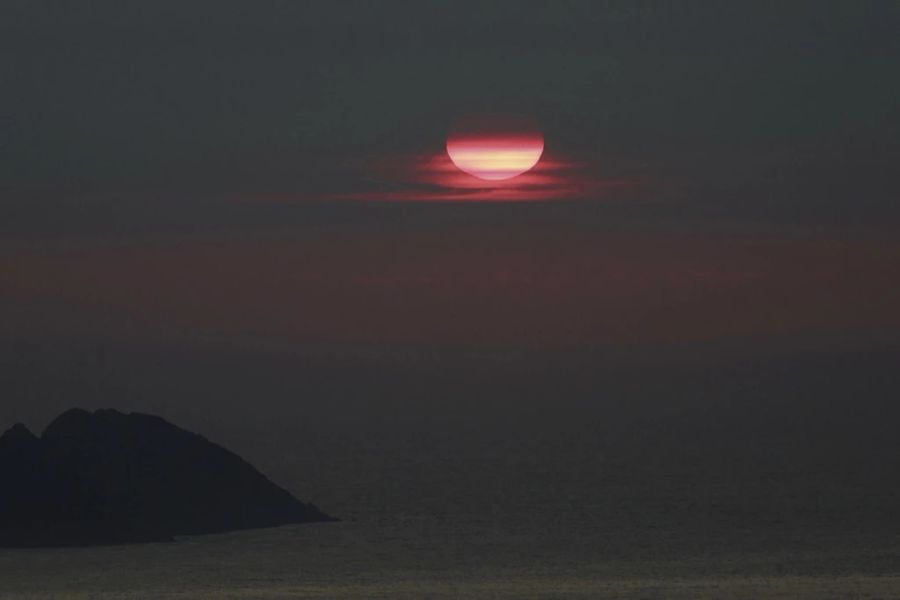 In Spanien färbten die Rauchpartikel den Sonnenuntergang rot ein – dasselbe Phänomen könnte am Donnerstag auch in der Schweiz auftreten.