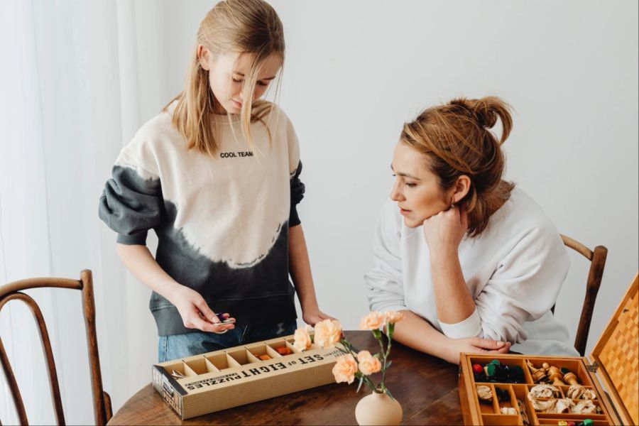 Frau und Tochter spielen
