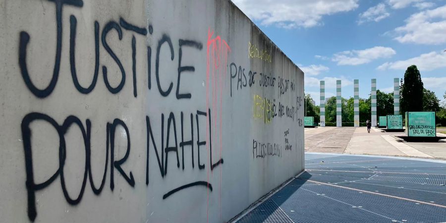 Ein Graffiti mit der Aufschrift «Gerechtigkeit für Nahel» wurde auf ein Denkmal zum Gedenken an die Opfer des Holocaust gesprüht. Cara Anna/AP/dpa