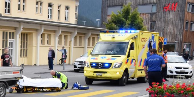 Davos Platz: Fussgänger läuft in Anhänger. Unfall Davos