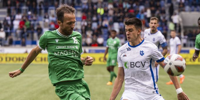 Yverdons Anthony Sauthier im Duell mit Rares Ilie von Lausanne-Sport. Yverdon Super LEague