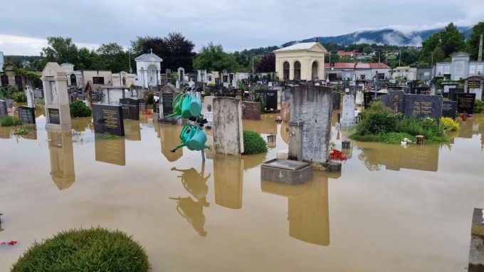 Starke Niederschläge haben am Freitag, 04. August 2023, in der Steiermark u.a. zu Überschwemmungen geführt. Im Bild die Situation auf einem Friedhof im Bezirk Deutschlandsberg. Unwetter österreich