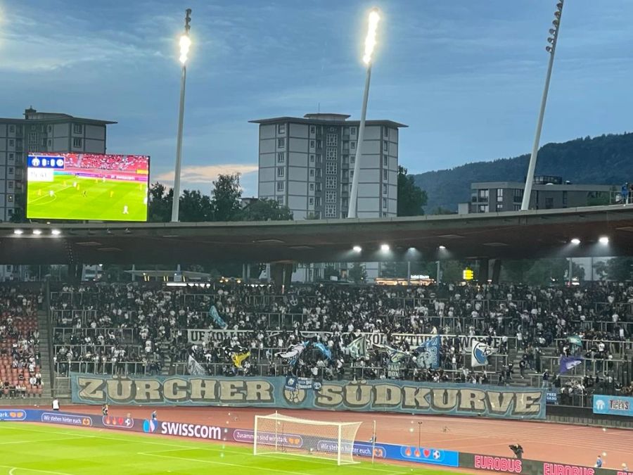 Die Zürcher Südkurve kommt erst nach 15 Minuten ins Stadion. Wie in vielen anderen Schweizer Stadien wird gegen die Kollektivstrafen der Liga protestiert.