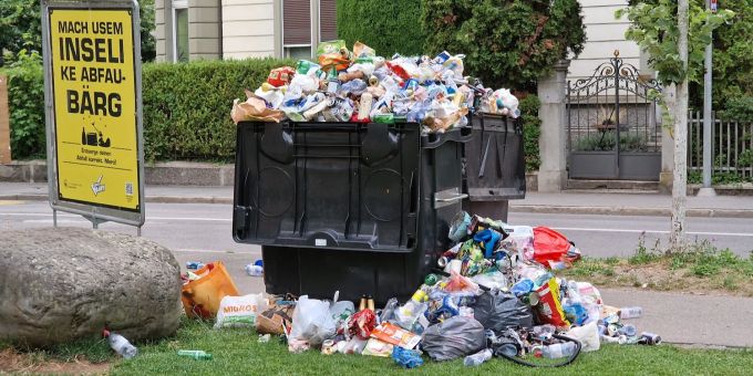 Der Entsorgungscontainer war randvoll – doch daneben weit und breit kein Müll. Marzili Entsorgungscontainer