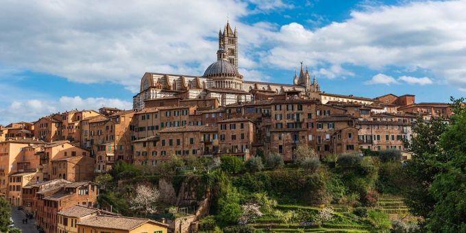 Ein Blick auf das in der Nähe des Epizentrums gelegene Siena - am Dom bröckelte ein wenig der Fassade ab. italien erdbeben siena