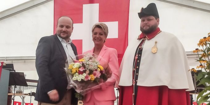 Stadtpräsident Martin Stöckling übergab Karin Keller-Sutter einen wunderschönen Blumenstrauss. bundesfeier rapperswil