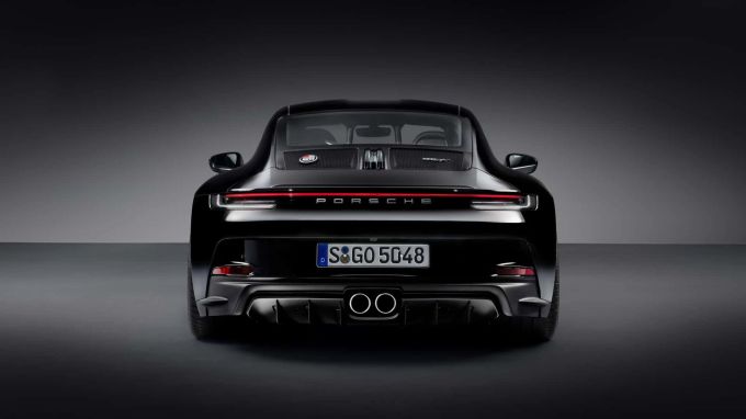 Die Heritage-Plakette und das S/T-Signet sind die Insignien der Macht des streng limitierten Sportlers Porsche 911 S/T