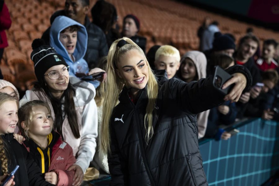 An der WM nimmt sich die Bernerin Zeit, die Foto-Wünsche der Fans zu erfüllen.