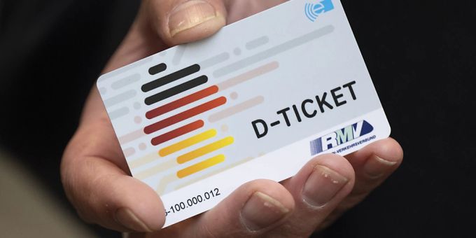 Ein «D-Ticket» im Chipkartenformat vor dem Verkaufsstart des Deutschlandtickets im April. (Archivbild) Ein «D-Ticket» im Chipkartenformat vor dem Verkaufsstart des Deutschlandtickets im April. (Archivbild)