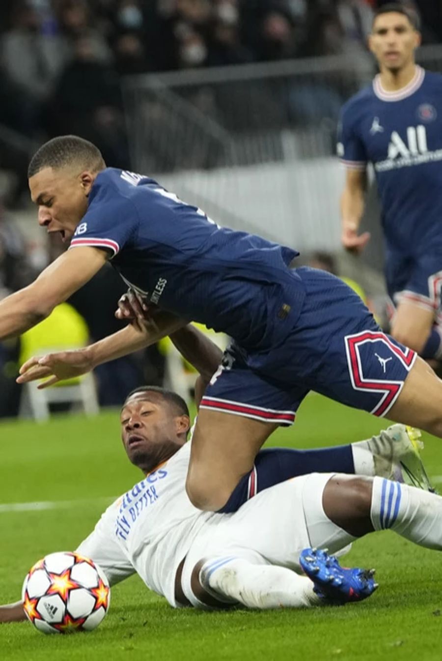 Vielleicht bald Teamkollegen: Reals David Alaba (unten) und Kylian Mbappé.