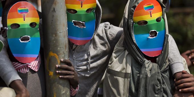 ARCHIV - Kenianische Schwule und Lesben nehmen an einer der seltenen Protestveranstaltungen gegen die harte Haltung Ugandas gegen Homosexualität teil. Foto: Ben Curtis/AP/dpa Uganda