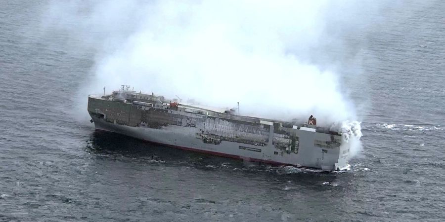 Die Luftaufnahme zeigt den Autofrachter «Fremantle Highway» in der Nordsee, von dem weiter Rauchwolken aufsteigen.