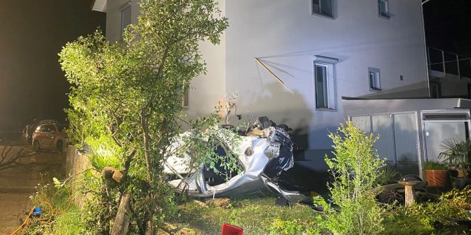 Beim Selbstunfall wurden drei Personen schwer verletzt. Selbstunfall