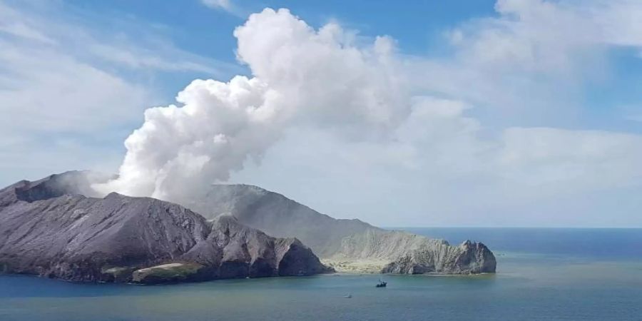 Rauchender Vulkan auf der White Island: Neuseelands Ureinwohner nennen ihn Whakaari - den «dramatischen Vulkan». Foto: Supplied/AUCKLAND RESCUE HELICOPTER TRUST/AAP/dpa