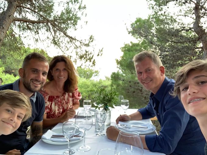 Einsame Inseln und Familienzeit fernab vom Alltag: Daniel Twerenbold, Länderverantwortlicher und General Manager bei Radisson, geniesst die Auszeit im kroatischen Meer. Daniel Twerenbold in Kroatien