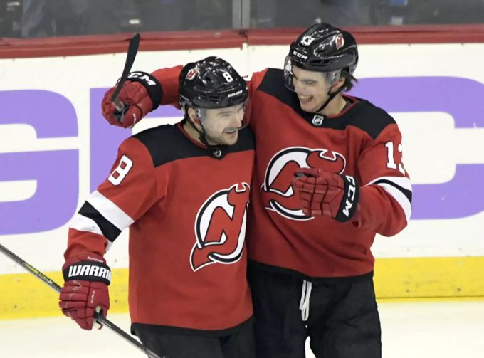 Nico Hischier (r.) feiert mit Will Butcher. NHL