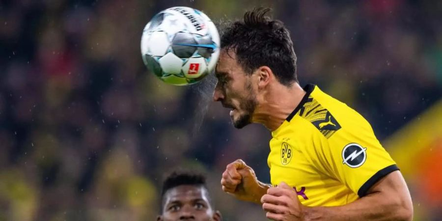 Die Rufe nach dem Dortmunder Mats Hummels (r) werden lauter. Foto: Guido Kirchner/dpa