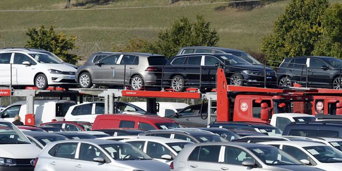 VW-Fahrzeuge auf einem Parkplatz (Archivbild). autos