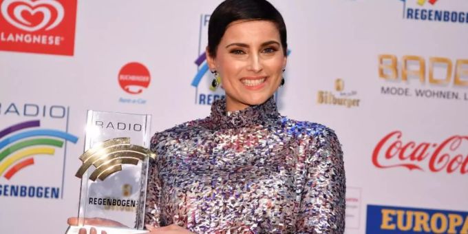 Nelly Furtado mit ihrem Radio Regenbogen Award, den sie 2017 bekommen hat. Foto: Uwe Anspach/dpa nelly furtado