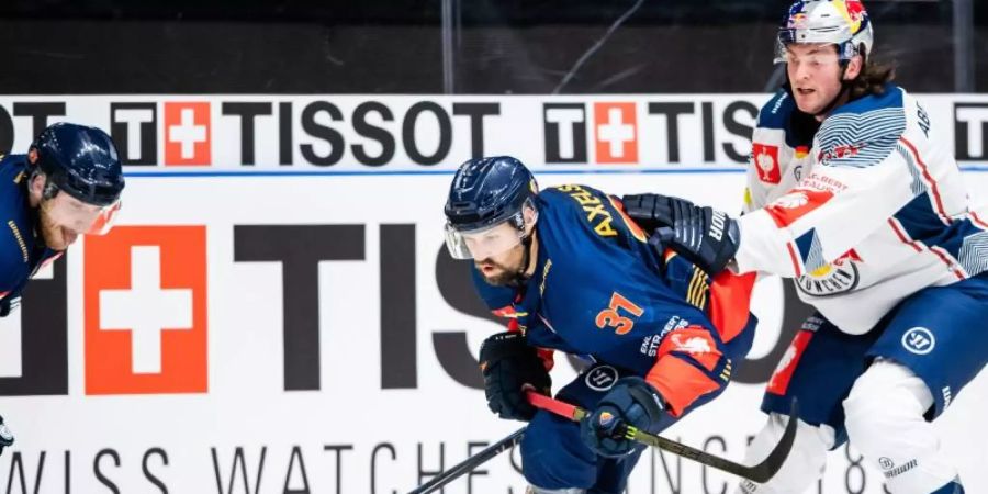 Dick Axelsson von Djurgarden (M) behauptet sich mit dem Puck gegen den Münchner Konrad Abeltshauser. Foto: Jesper Zerman/Bildbyran via ZUMA Press/dpa